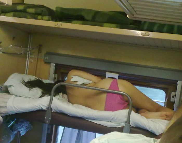 funny & sexy girls in trains pic 22