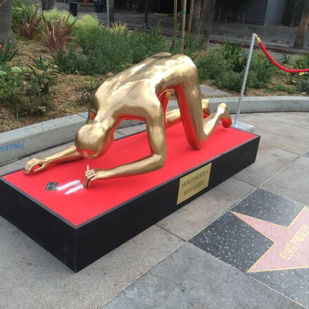 Уличный художник разместил на бульваре Голливуд статую «Оскара», нюхающую кокаин