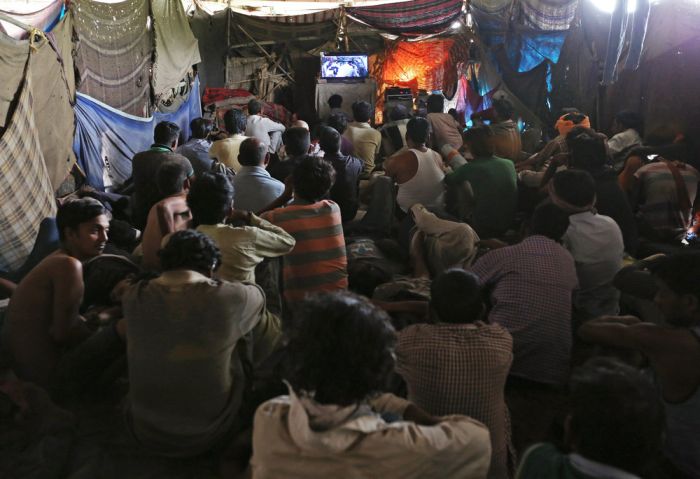 인도에서 임시 극장은 사람들이 더위를 탈출하는 데 도움 (16 사진)
