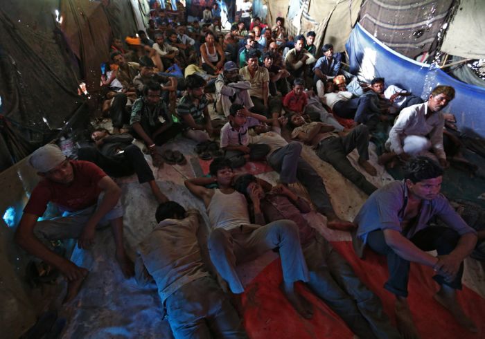 인도에서 임시 극장은 사람들이 더위를 탈출하는 데 도움 (16 사진)