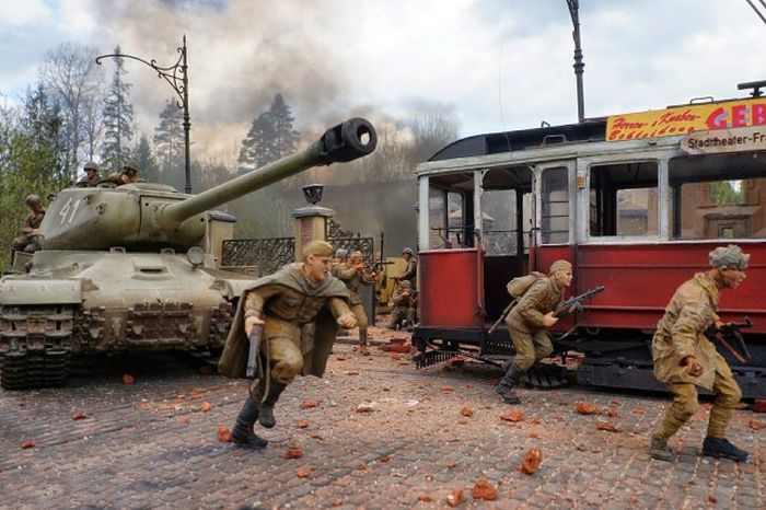 Incredible Diorama Recreates The Drama Of War (32 pics)