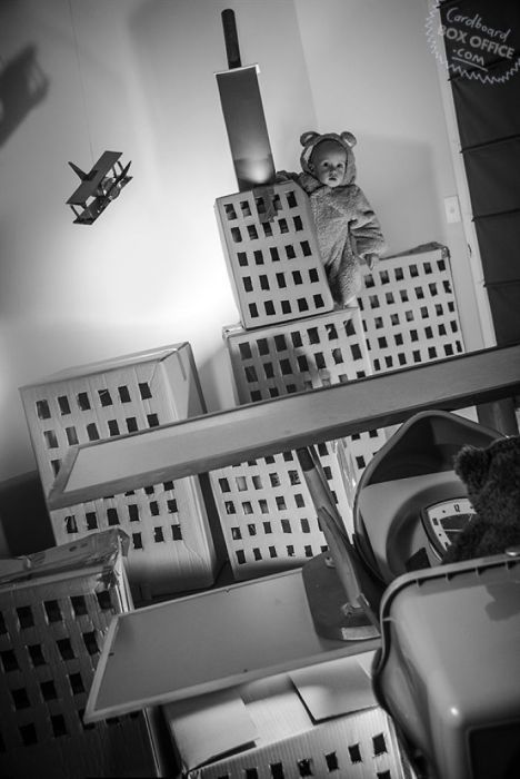 Two Year Old Kid And His Parents Recreate Famous Movie Scenes With Boxes (20 pics)