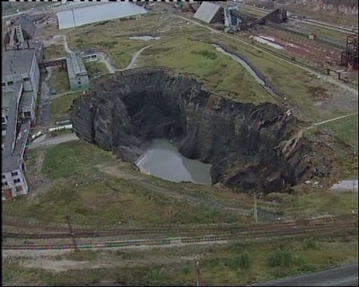 A large sinkhole (6 pics)