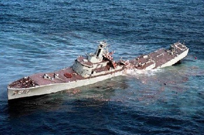 Torpedo vs Ship  (10 pics)