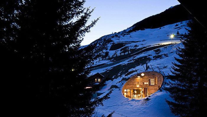 منزل تم بناءه داخل جبل في جبال الألب السويسرية