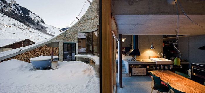 منزل تم بناءه داخل جبل في جبال الألب السويسرية